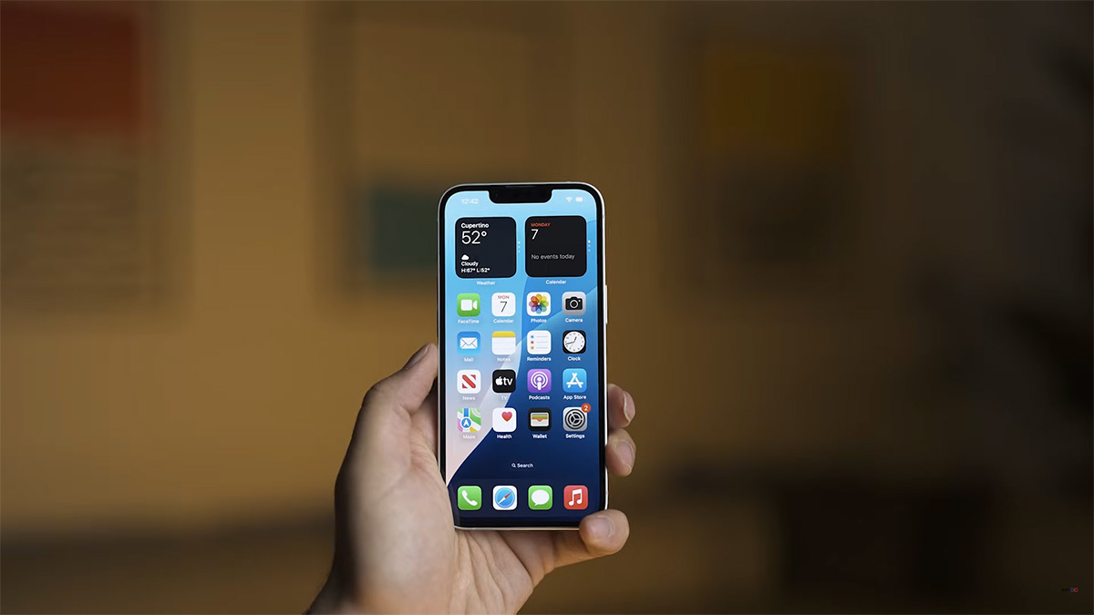 بررسی صفحه نمایش آیفون 16e اپل