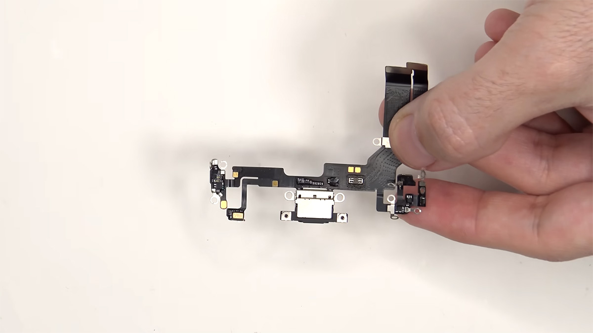 iphone 16e teardown 23 کالبدشکافی گوشی iPhone 16e