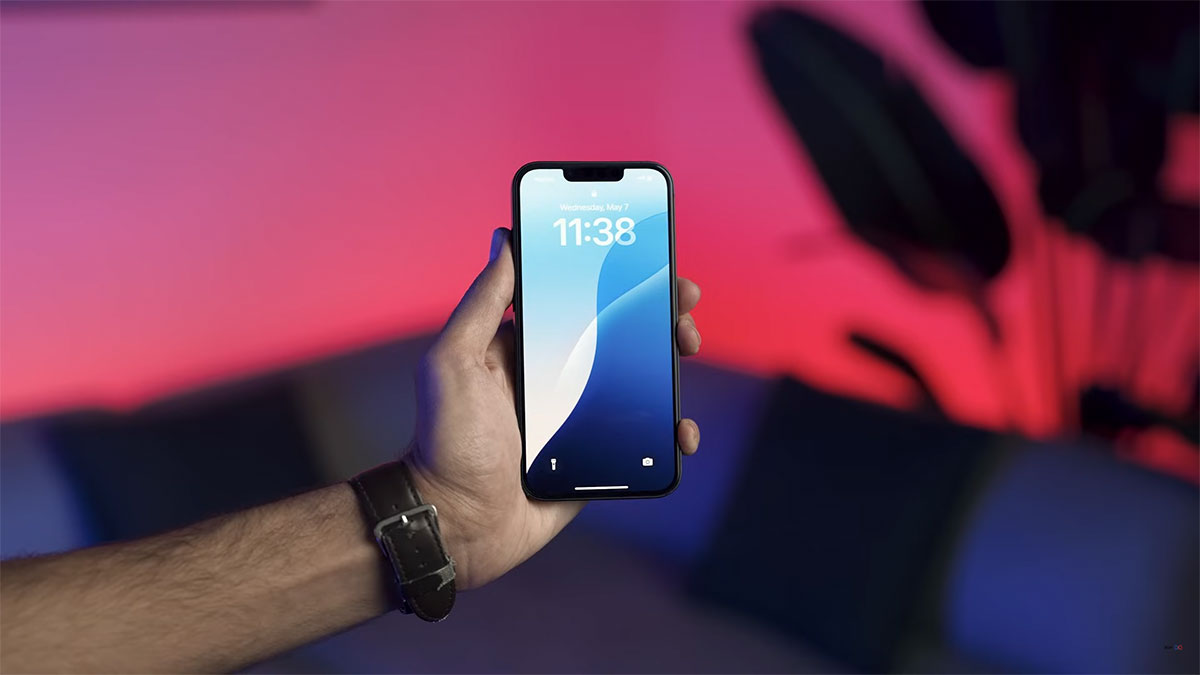 بررسی صفحه نمایش iPhone 13 در بلند مدت
