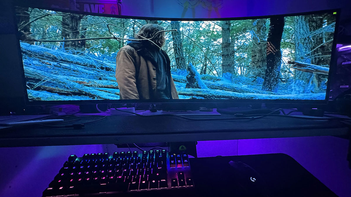 watching movies in curved monitors