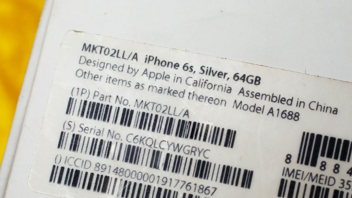 ب) از روی جعبه گوشی (اگه گوشی هنوز آکبنده یا به تنظیماتش دسترسی ندارید):