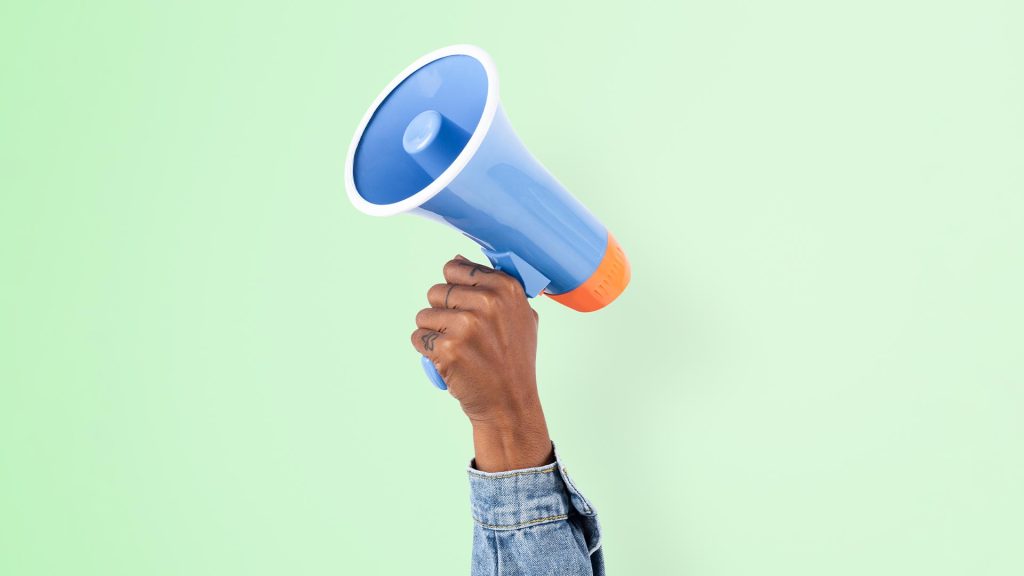 یکی از مهم‌ترین مزایای نسخه پرمیوم، حذف تبلیغات است.