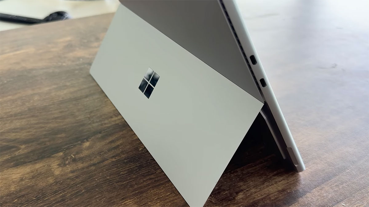 بررسی طراحی کیک استند تبلت Surface Pro 11 مایکروسافت