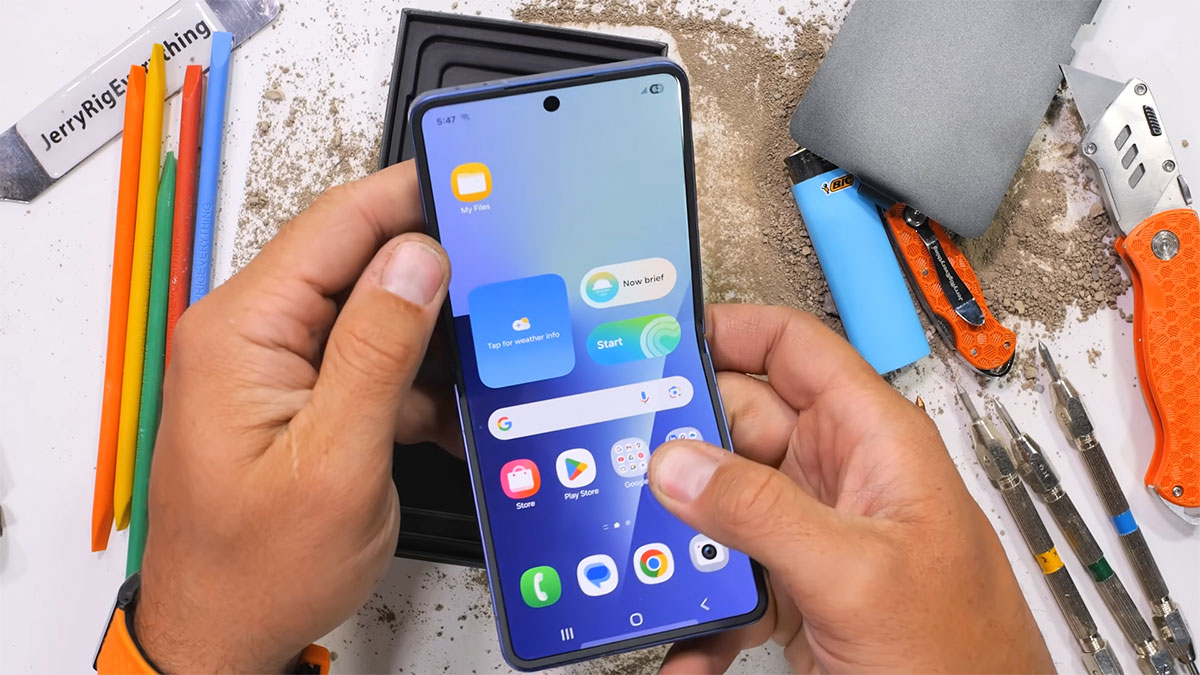 samsung galaxy z flip 7 duribility test 1 تست مقاومت گوشی Z Flip7 سامسونگ