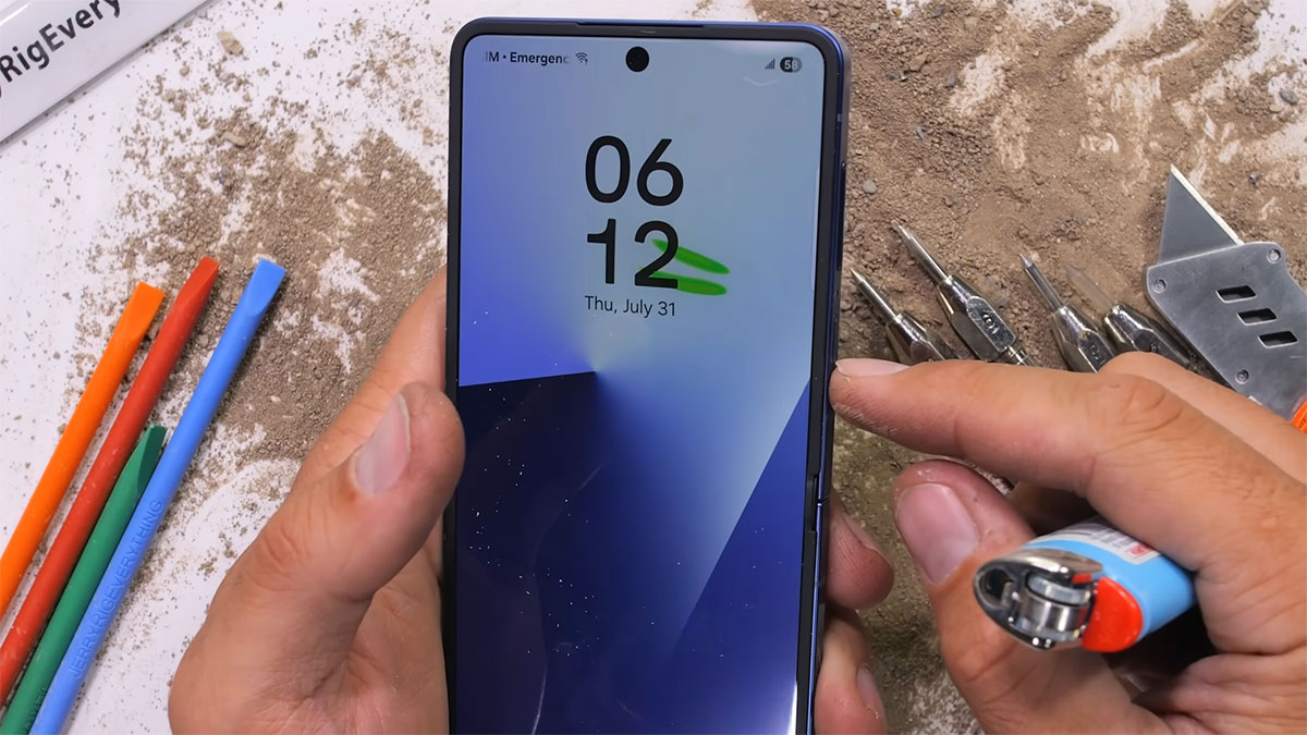 samsung galaxy z flip 7 duribility test 10 تست مقاومت گوشی Z Flip7 سامسونگ