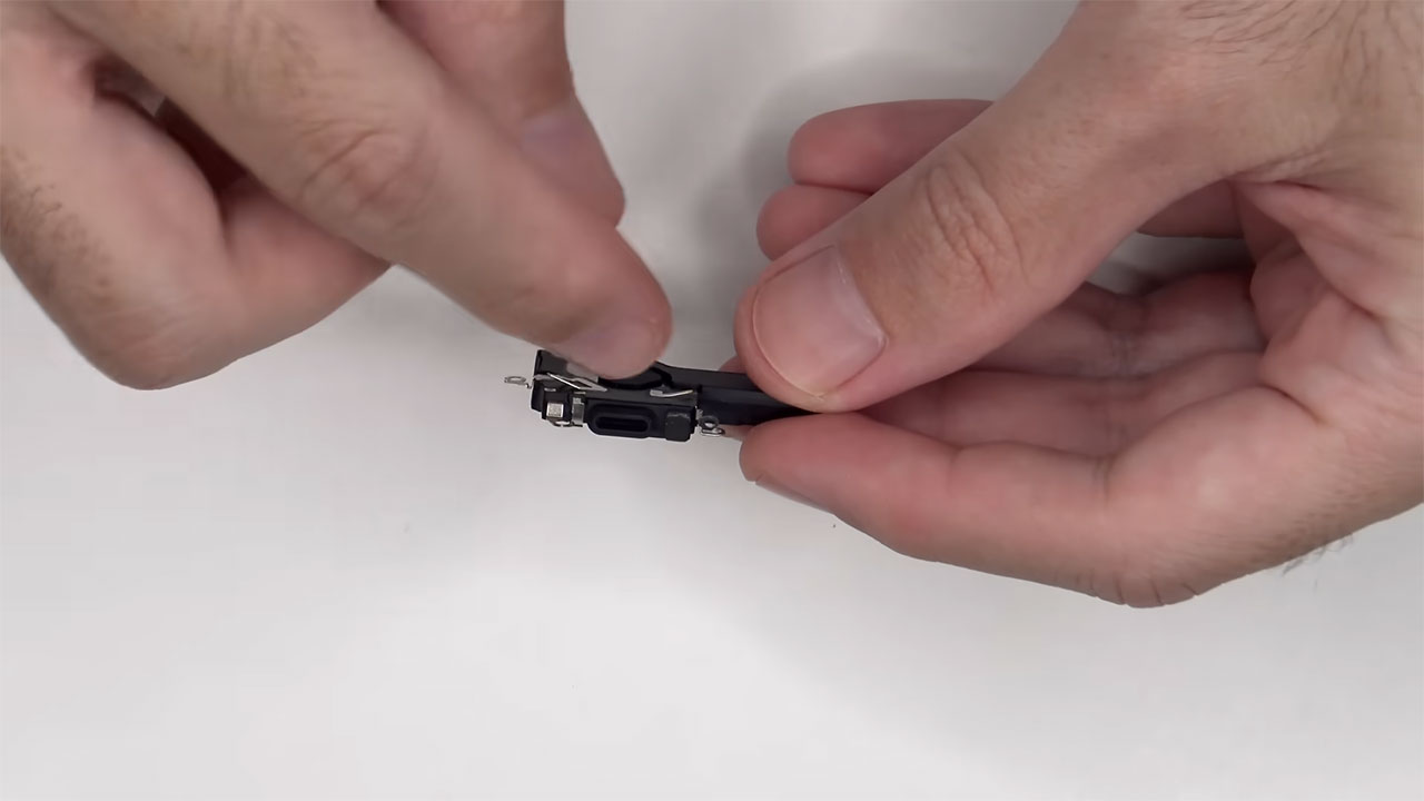 apple iphone 17 pro teardown 25 کالبدشکافی گوشی iPhone 17 Pro اپل