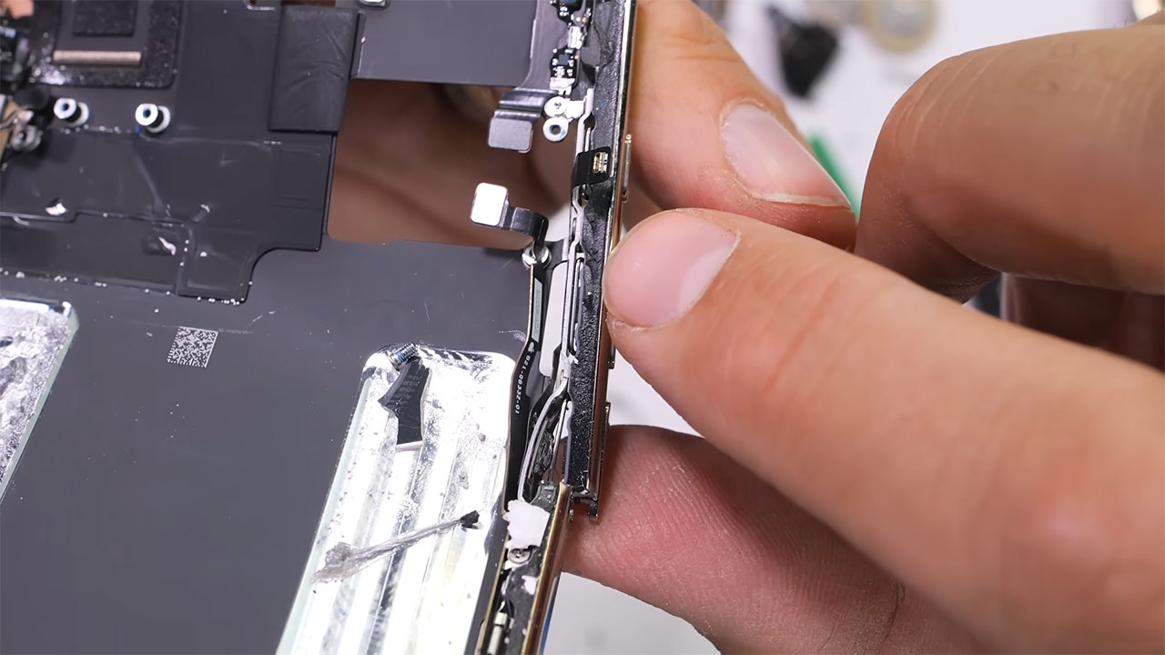 apple iphone air teardown 20 کالبدشکافی گوشی iPhone Air