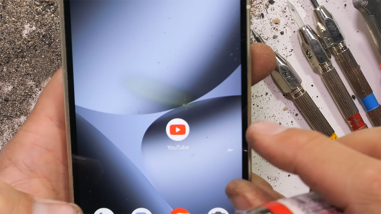 google pixel 10 pro fold duribility test 10 تست مقاومت گوشی Pixel 10 Pro Fold گوگل