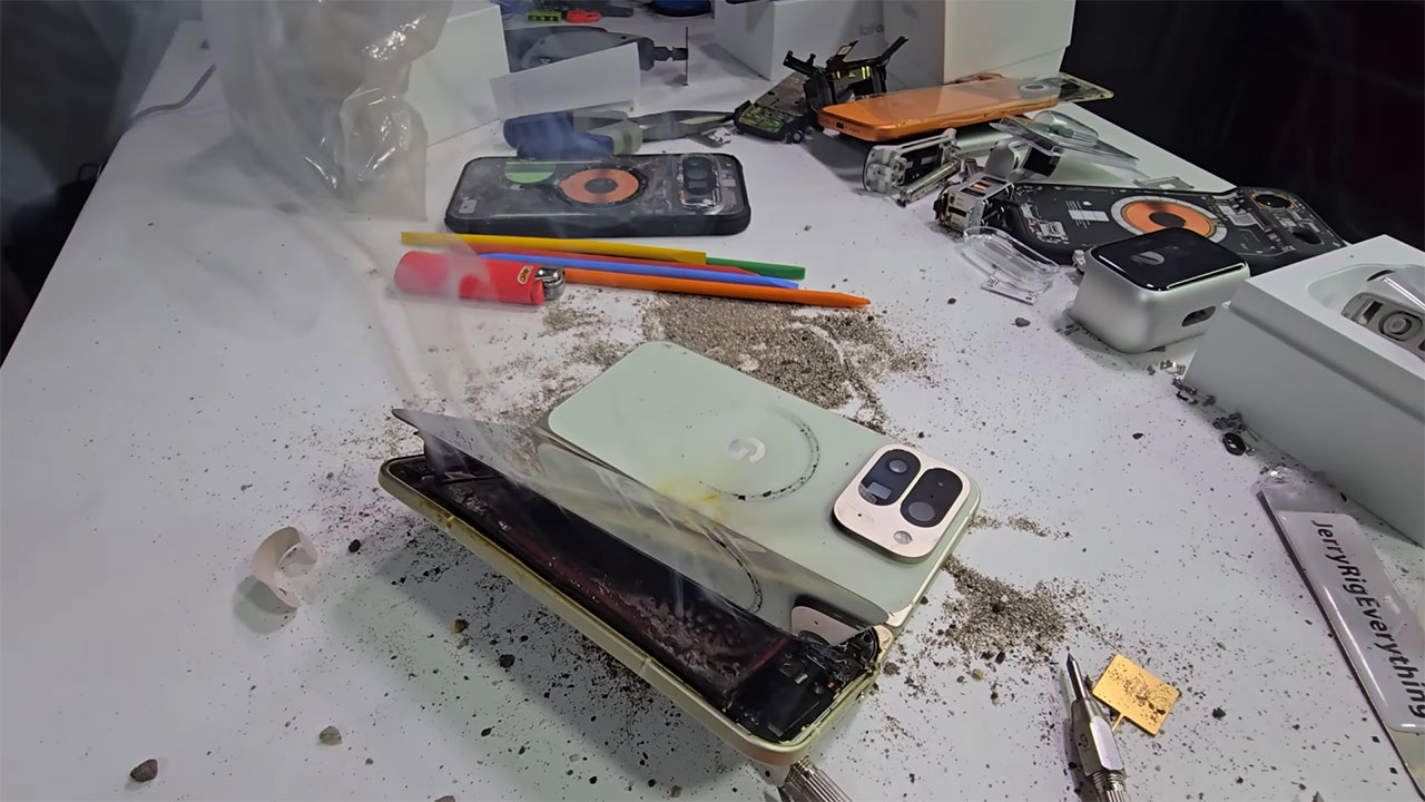 google pixel 10 pro fold duribility test 13 تست مقاومت گوشی Pixel 10 Pro Fold گوگل