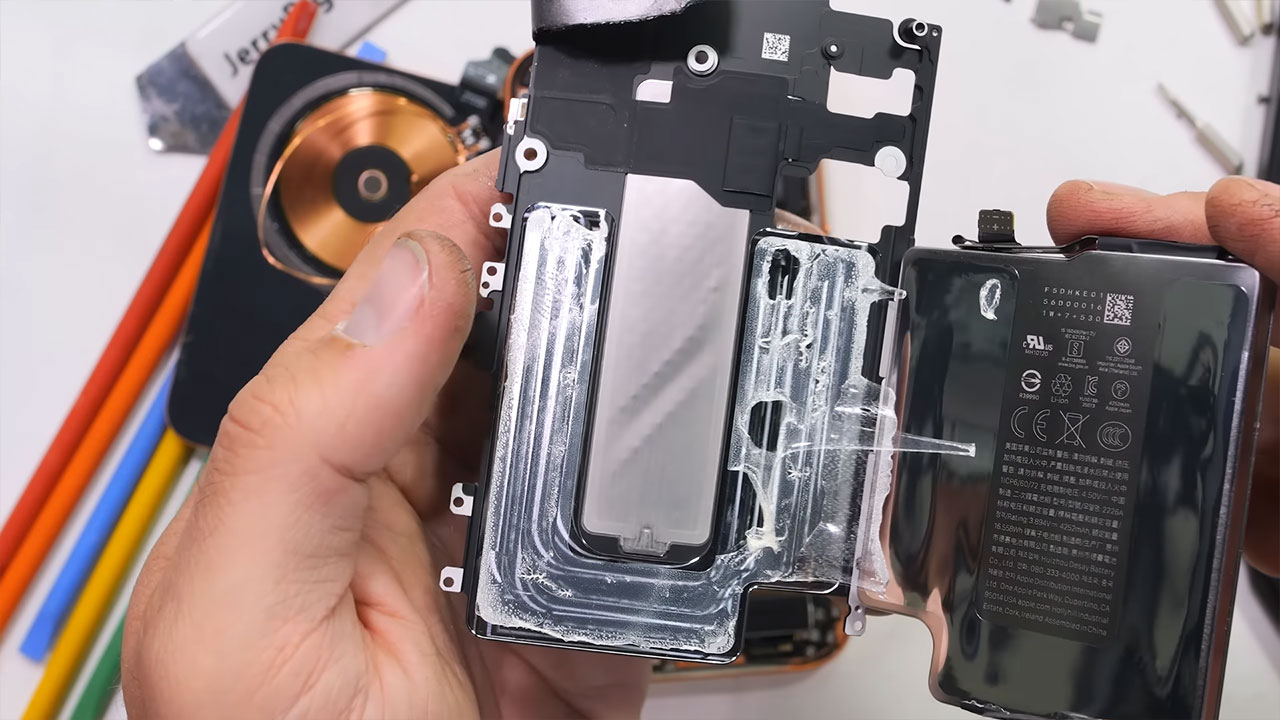 iphone 17 pro teardown 10 کالبدشکافی گوشی iPhone 17 Pro