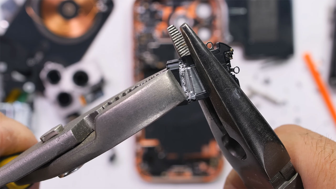 iphone 17 pro teardown 16 کالبدشکافی گوشی iPhone 17 Pro