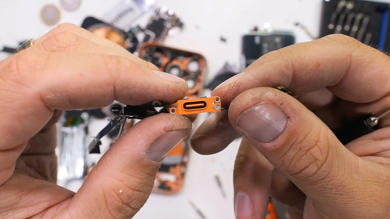 iphone 17 pro teardown 18 کالبدشکافی گوشی iPhone 17 Pro