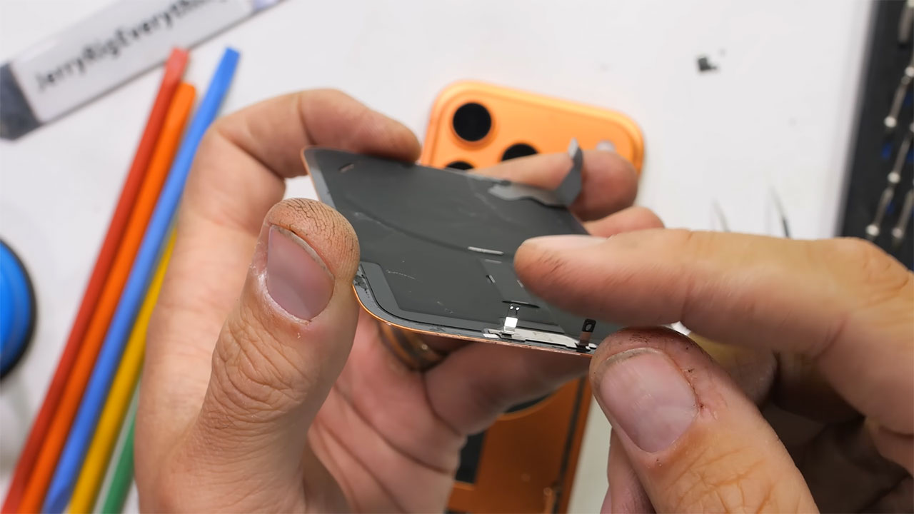 iphone 17 pro teardown 3 کالبدشکافی گوشی iPhone 17 Pro