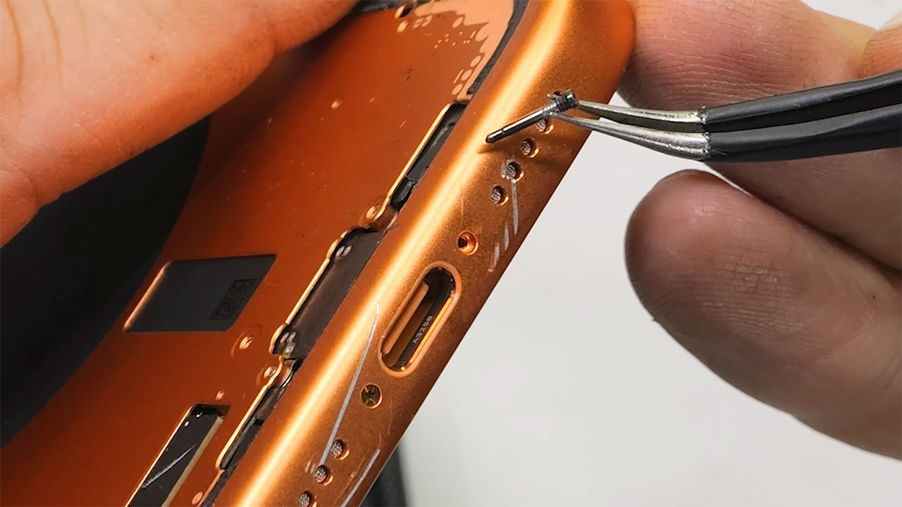 iphone 17 pro teardown 4 کالبدشکافی گوشی iPhone 17 Pro