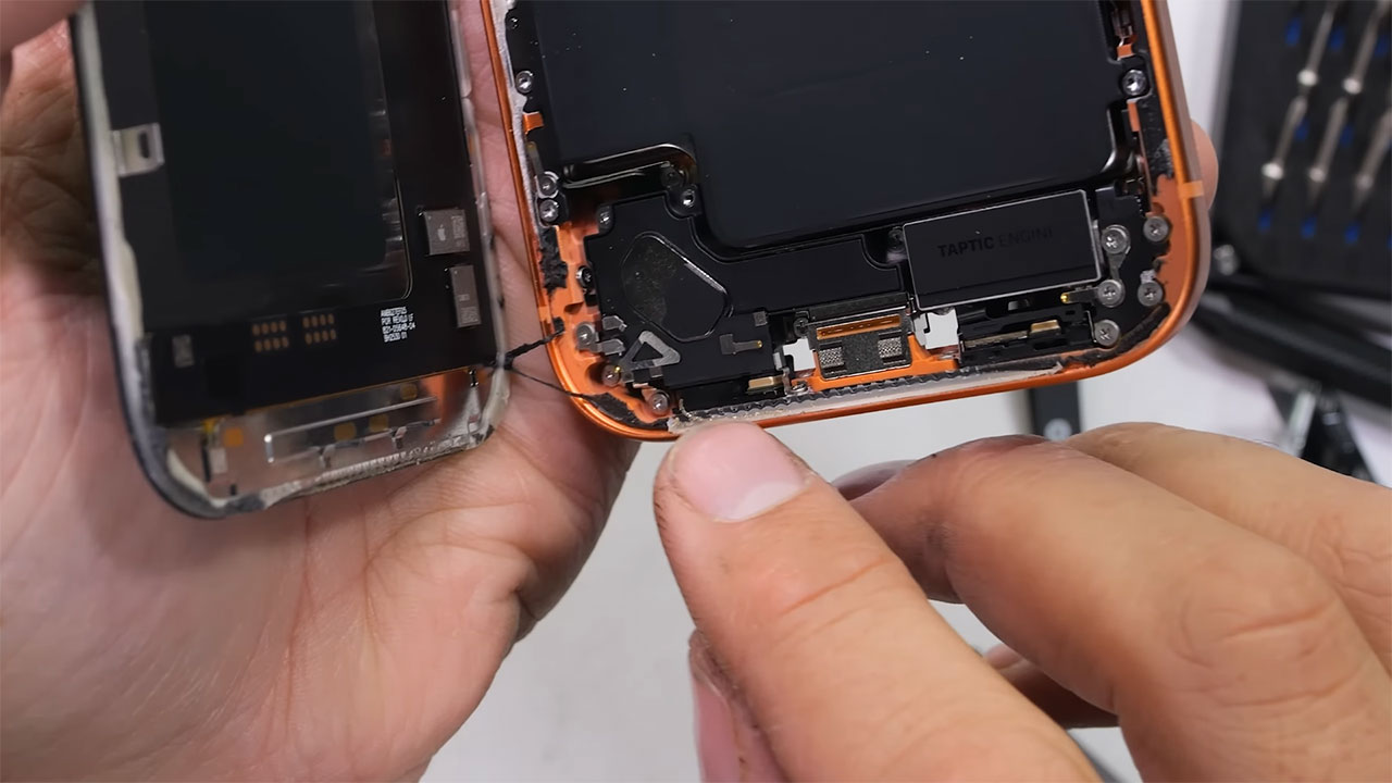 iphone 17 pro teardown 6 کالبدشکافی گوشی iPhone 17 Pro