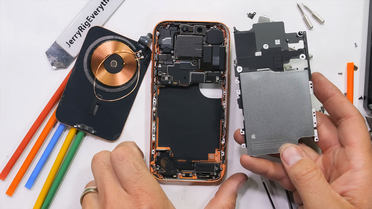iphone 17 pro teardown 9 کالبدشکافی گوشی iPhone 17 Pro