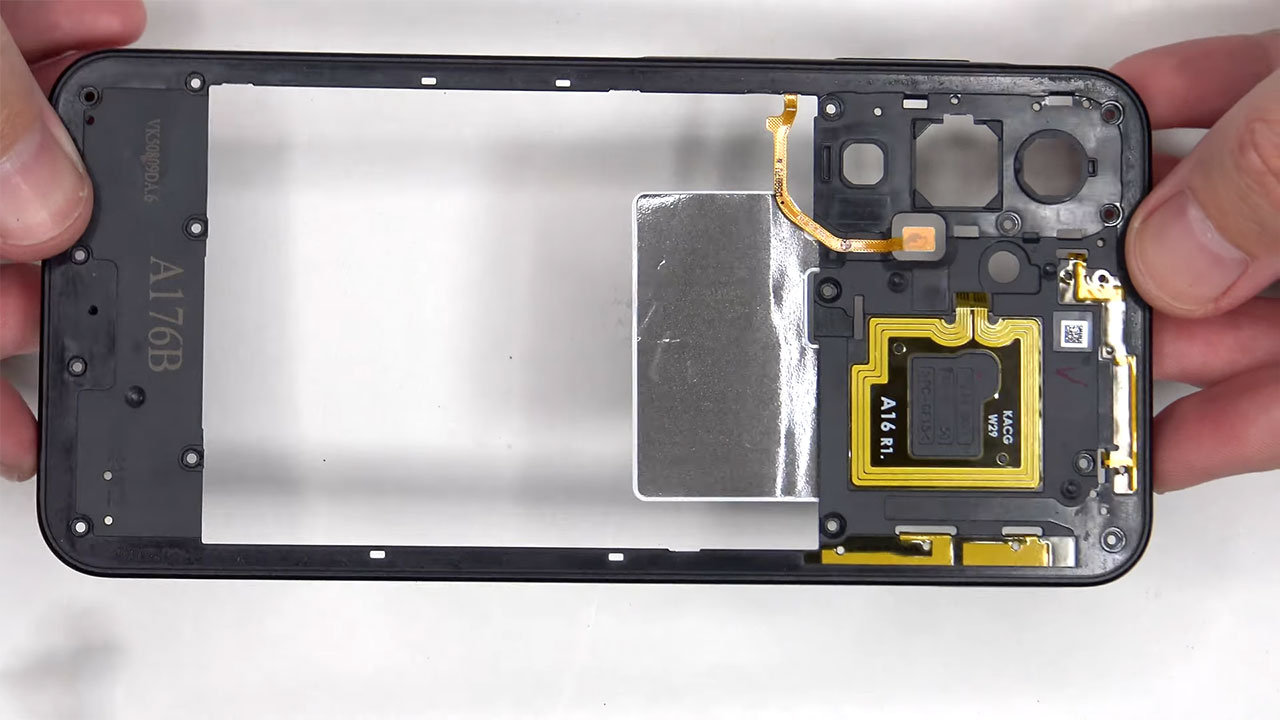 samsung a17 5g teardown 5 کالبدشکافی گوشی Samsung A17 5G