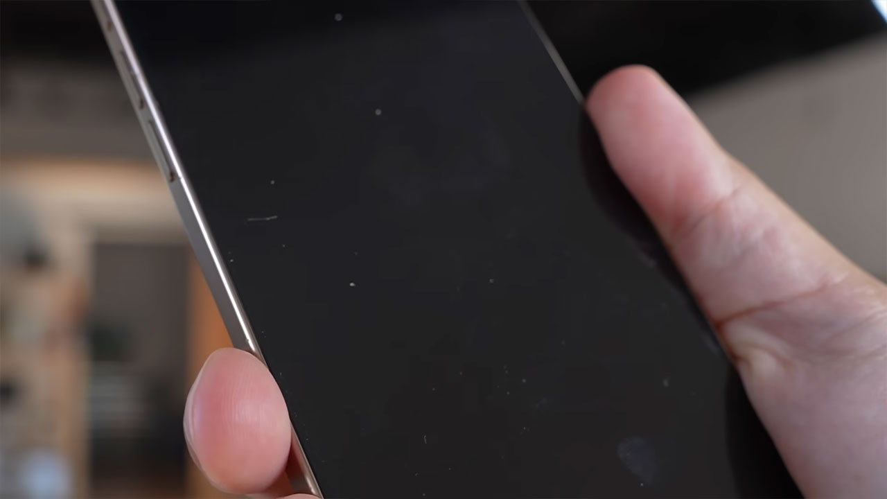 بررسی نمایشگر گوشی iPhone 16 Pro Max در بلند مدت