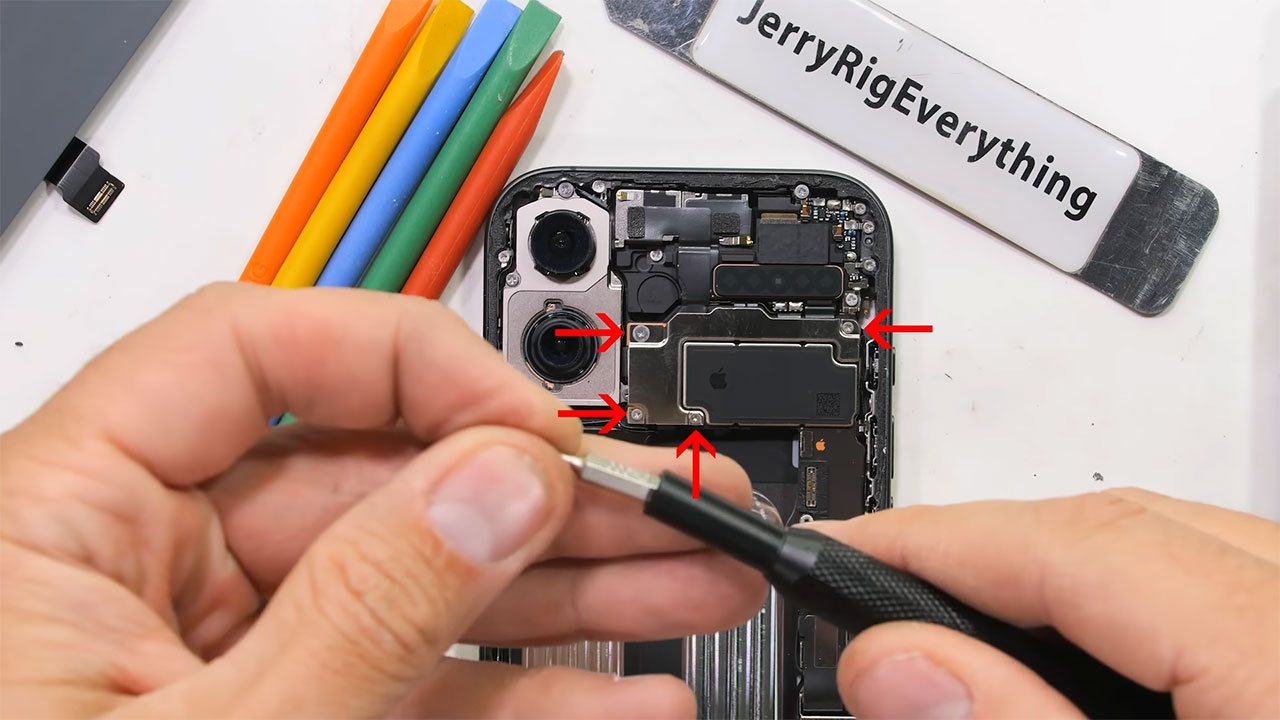 iphone 17 teardown 11 کالبدشکافی گوشی iPhone 17