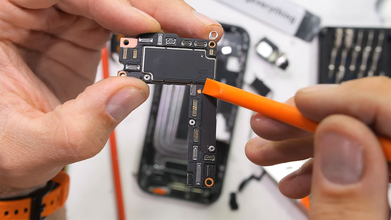 iphone 17 teardown 25 کالبدشکافی گوشی iPhone 17
