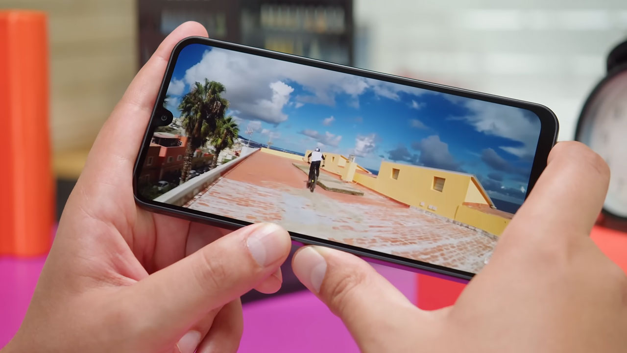 بررسی صفحه نمایش گوشی Samsung A17 5G