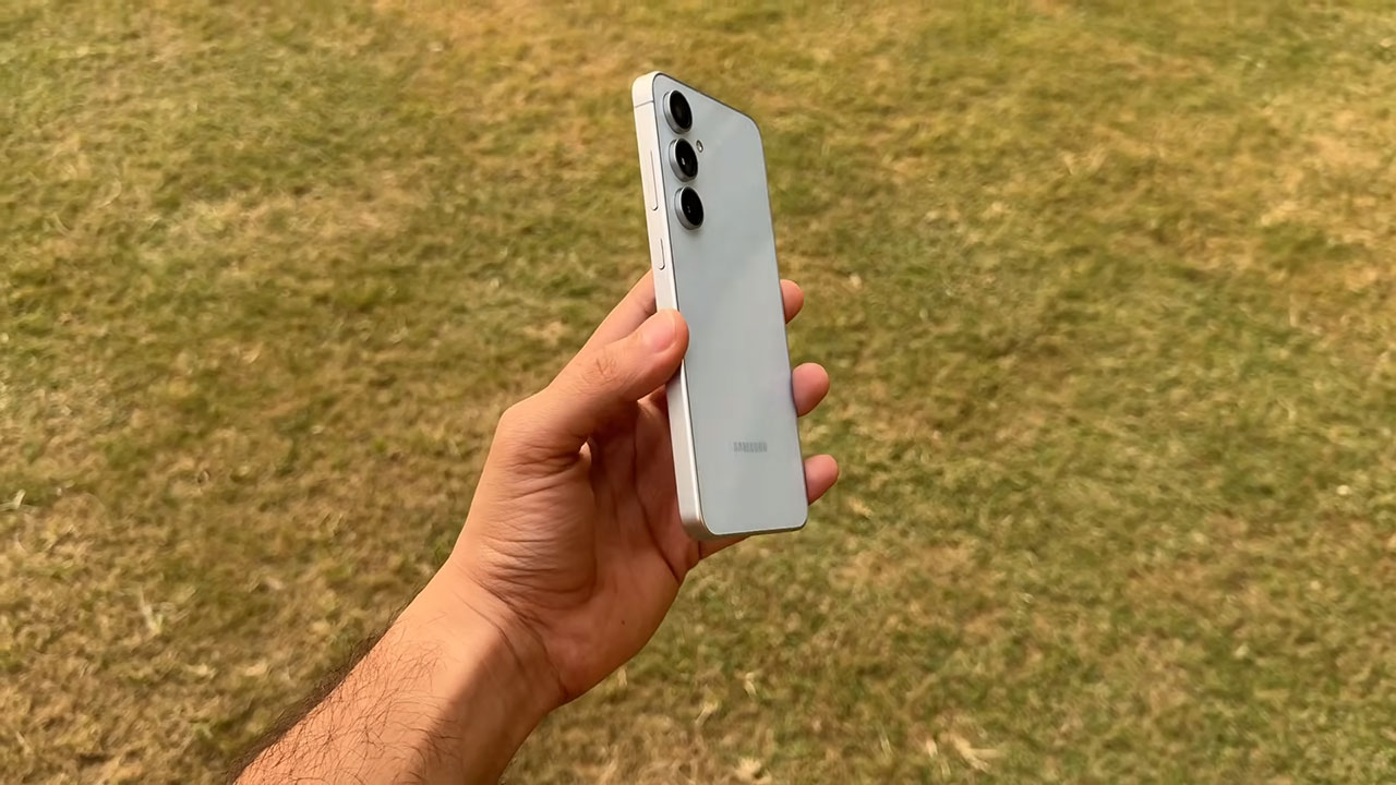 بررسی طراحی گوشی S24 FE سامسونگ در بلند مدت