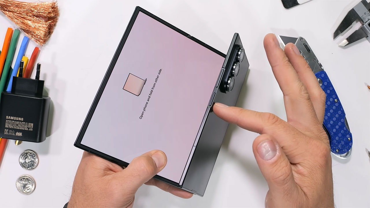samsung z trifold duribility test 1 تست مقاومت گوشی Samsung Z Trifold