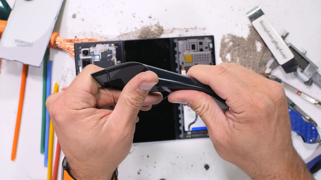 samsung z trifold duribility test 16 تست مقاومت گوشی Samsung Z Trifold