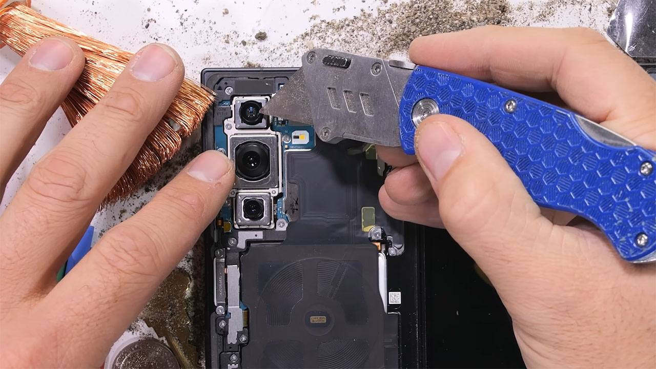 samsung z trifold duribility test 17 تست مقاومت گوشی Samsung Z Trifold